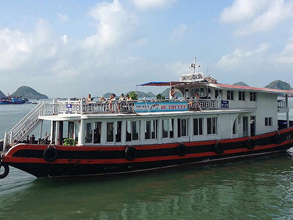 Tàu du lịch Cát Bà bị cấm vào vịnh Hạ Long