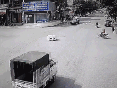 Video: Ô tô tông phụ nữ đi xe máy bay lên nắp capo khiến dân mạng tranh cãi