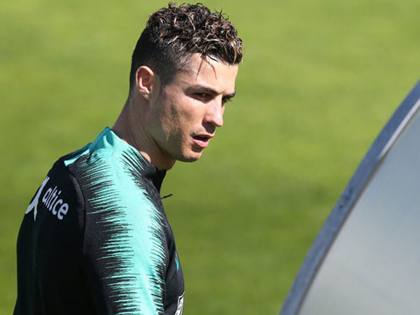 Bạn thân tiết lộ nguyên nhân Ronaldo buồn ở Real