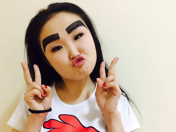 Cô gái 20 tuổi gây choáng với cặp lông mày che gần kín trán