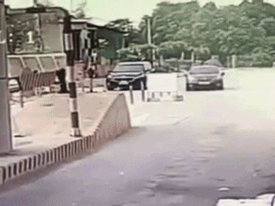 Video: Hiện trường vụ lật xe ở trạm BOT Phú Thọ gây xôn xao