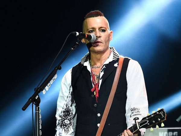 Johnny Depp được fan girl ném cả... nội y lên sân khấu để tỏ tình