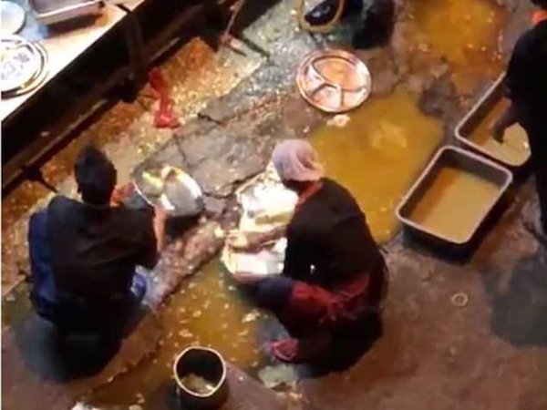 Kinh hãi cảnh nhà hàng rửa bát đĩa trong vũng nước bẩn ngoài đường