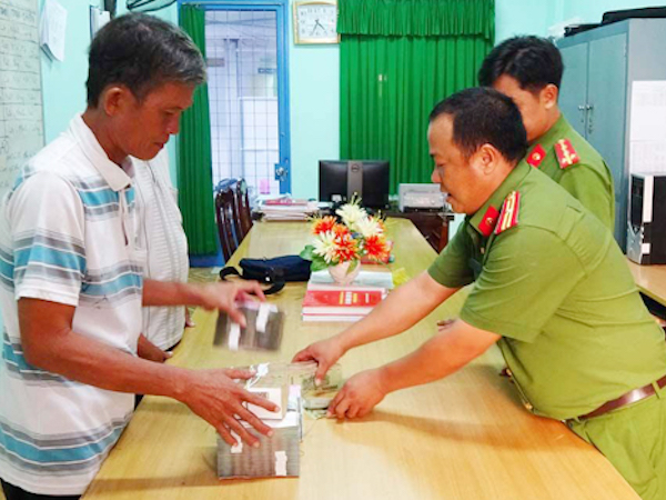Niềm vui của người đàn ông đòi lại được 2 vé số độc đắc bị lừa