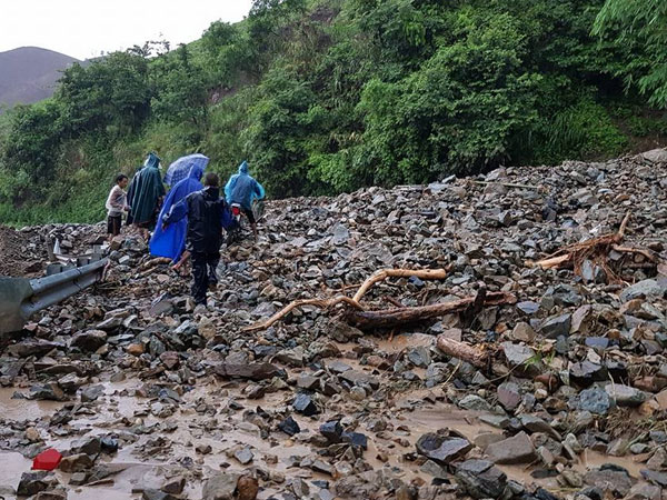 Sơn La xuất hiện lũ quét, quốc lộ 37 tê liệt