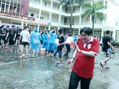 Thầy hiệu trưởng 'best' nhất năm: Bị học sinh đổ cả xô nước vào người vẫn tươi rói vì học sinh vui mình vui!