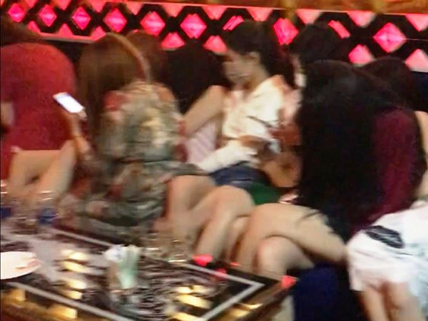 Video: Trăm cảnh sát bao vây nhà hàng thác loạn, ma túy ở Sài Gòn