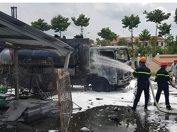 Xe bồn đang bơm xăng vào trạm bốc cháy dữ dội