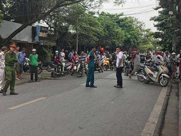 Xe tải lùi cuốn xe máy vào gầm khiến 3 người thương vong, bà bầu sinh con tại hiện trường