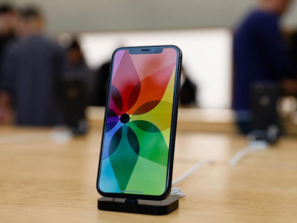 Apple cần Samsung để sản xuất iPhone không 'tai thỏ'