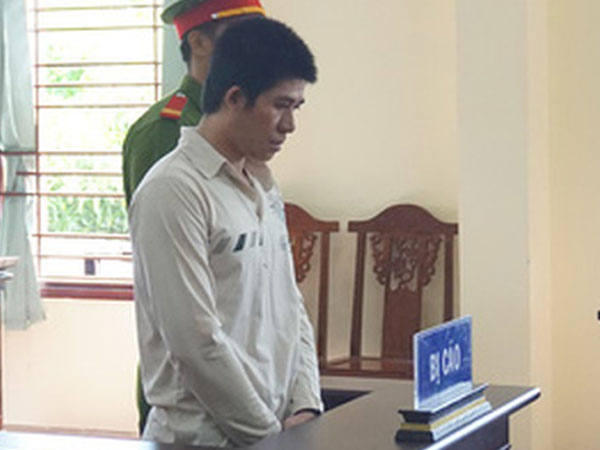 Cậu hiếp dâm cháu ruột trong nhà tắm lãnh 14 năm tù