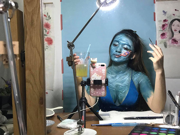 Chán make-up mặt, cô nàng 'mếch' luôn toàn thân rồi khóc ròng vì không tẩy sạch nổi