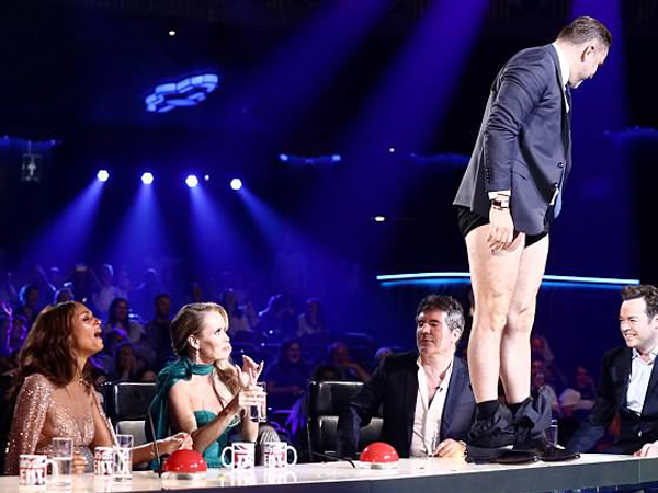 David tụt quần khoe mông trước mặt Simon trên sóng trực tiếp Britain's Got Talent
