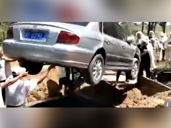 Lạ đời người đàn ông được chôn cất trong xe hơi thay vì quan tài