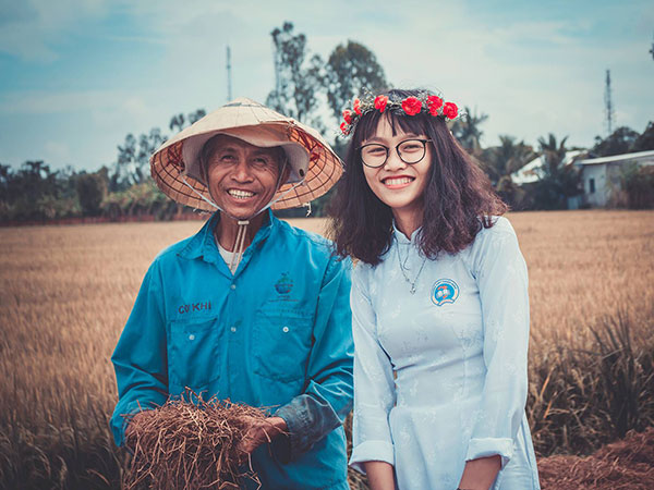 Nữ sinh mặc áo dài, lội ruộng chụp ảnh với cha trong ngày bế giảng: Mình chẳng ngại gì khi cha mẹ là nông dân