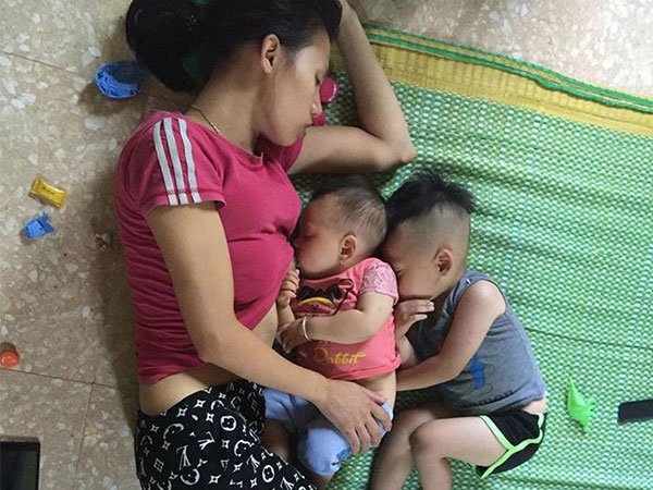 Phía sau bức ảnh mẹ ngủ quên khi cho con nhỏ bú, con lớn rúc vào lưng em là câu chuyện lay động bao trái tim phụ nữ