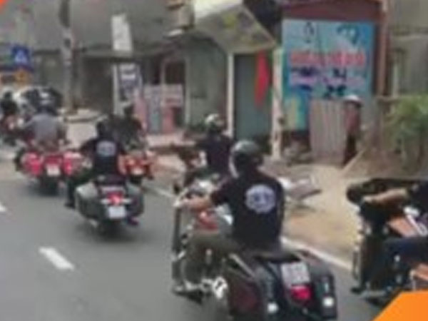 Video: Đoàn xe phân khối lớn tháp tùng đám tang ngay hàng thẳng lối