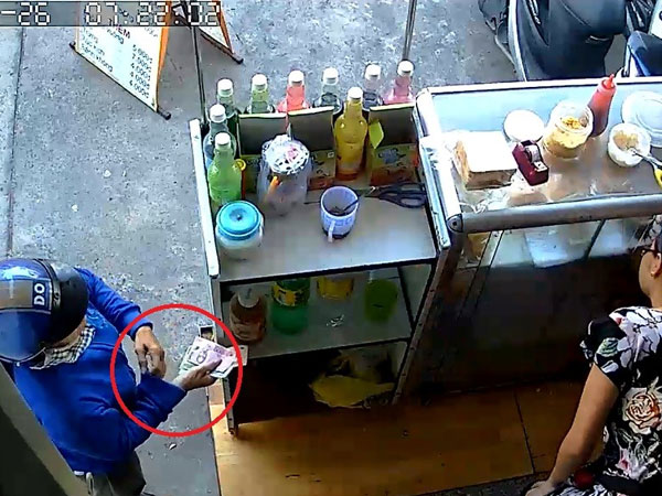 Video: Nữ quái dùng 'ảo thuật' để lừa tiền tại tiệm bánh