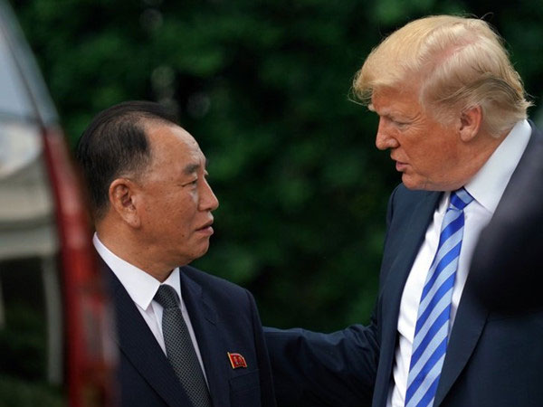 Bỏ qua nghi thức, Tổng thống Trump đón 'sứ giả' Triều Tiên