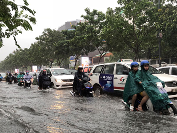 Cửa ngõ sân bay Tân Sơn Nhất kẹt cứng trong mưa ngập