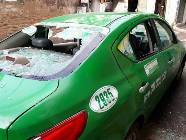 Người đàn ông tâm thần lao vào đập vỡ kính, bẻ gương taxi đang dừng đón khách