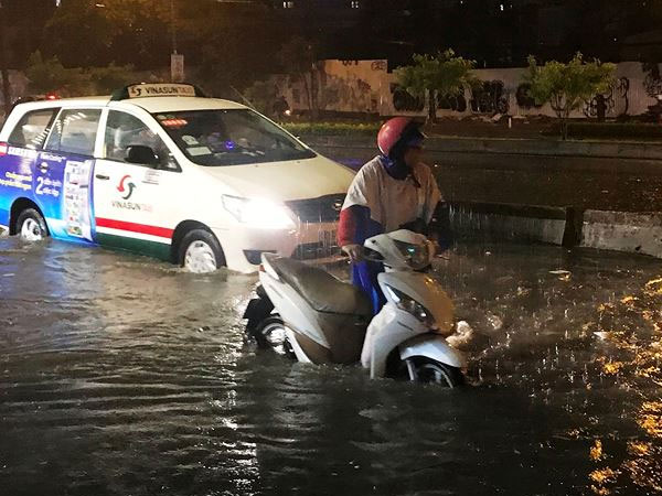Sài Gòn ngập kinh hoàng trong cơn mưa giữa đêm