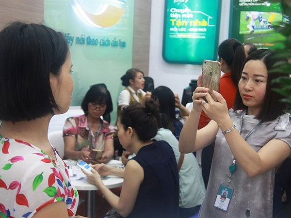 Sợ bị khóa SIM, khách hàng lại rồng rắn bổ sung ảnh