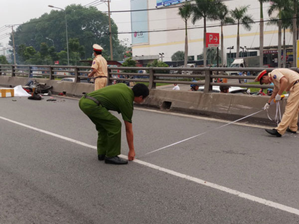 Xe ben cán chết bé 4 tuổi trên cầu vượt ở Biên Hòa