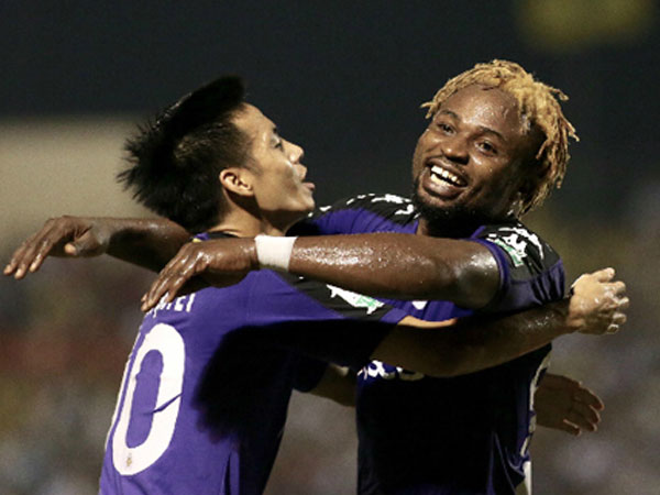 Khủng hoảng nhân sự đe doạ kỷ lục bất bại của Hà Nội ở V-League