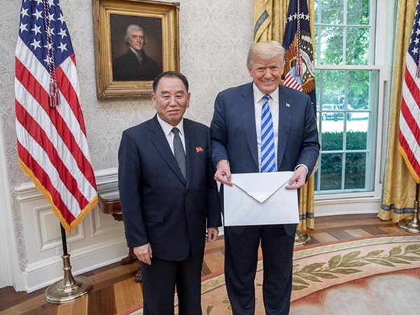 Vì sao bức thư Kim Jong Un gửi Trump lại có kích cỡ ngoại khổ?