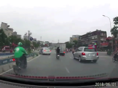 Video: Hai thanh niên không đội mũ bảo hiểm, bốc đầu xe máy, bị ô tô tải quệt văng vào dải phân cách bên đường