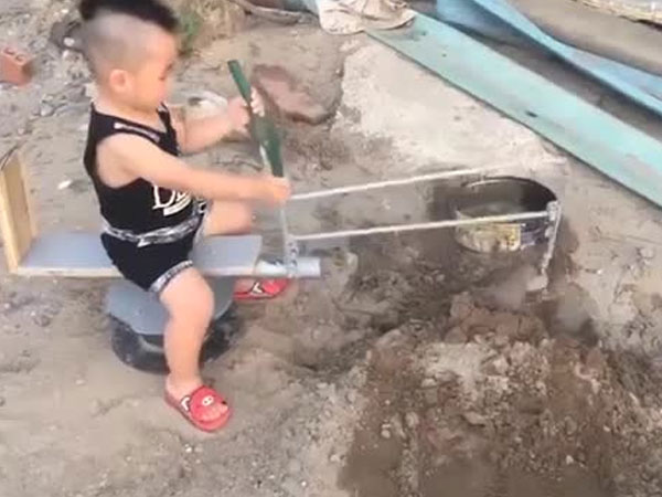 Video: Ông bố tự chế cần cẩu xúc cát oách nhất xóm cho bé ngồi chơi