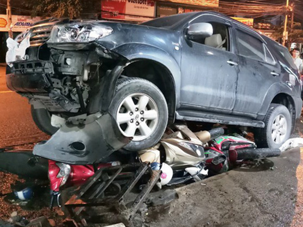 Xe 'điên' càn quét hàng loạt xe máy trong đêm, 1 người nguy kịch