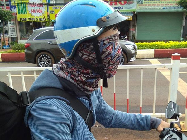Bình Phước: Dân tình hoảng hốt khi nhìn thấy siêu ninja bịt kín mặt và hai mắt vẫn chạy xe máy đi băng băng trên đường