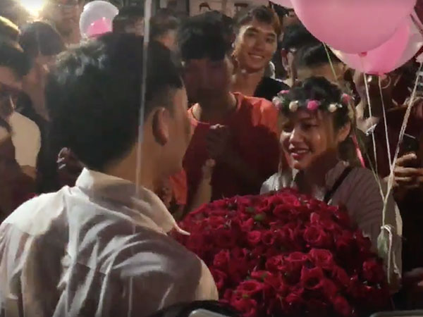 Chàng trai quỳ gối tỏ tình bạn gái ở phố đi bộ, biển người vây quanh hò reo cổ vũ
