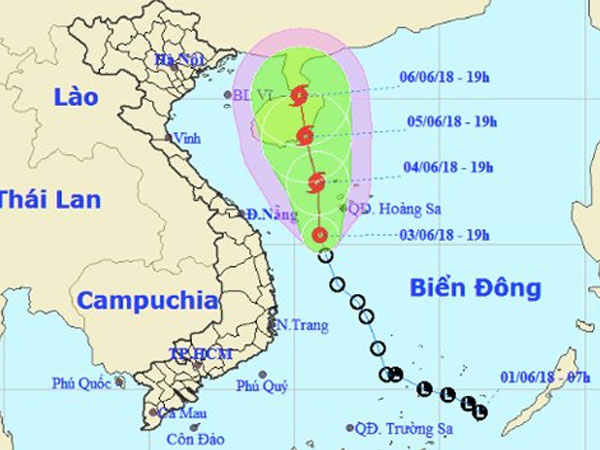 Dự báo thời tiết 4/6: Áp thấp chạy dọc miền Trung, mưa như trút