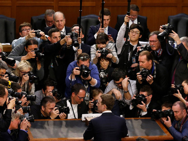 Hãng di động lấy dữ liệu người dùng, Facebook nói hợp tiêu chuẩn