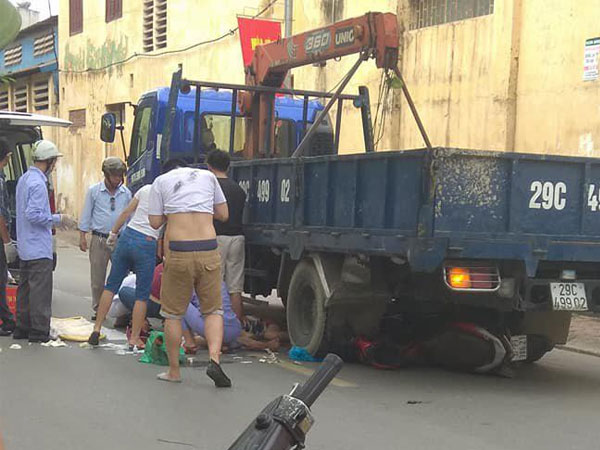 Tài xế nghe điện thoại khi lùi xe khiến 3 mẹ con thai phụ tử vong