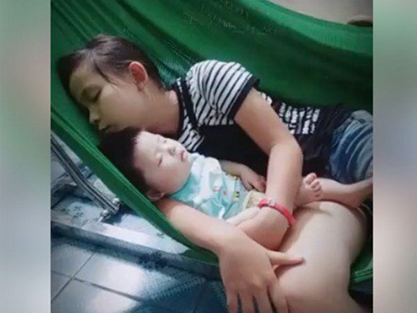 Mẹ 1 con kể chuyện em chồng nhỏ tuổi lúc nào cũng tranh phần bế cháu, giục chị dâu đẻ thêm khiến mọi người ghen tị