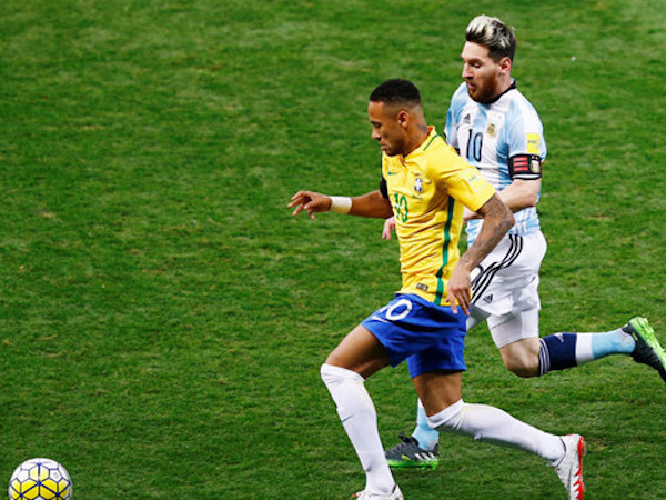 Thủ thành sợ 'cướp suất ăn trẻ em nghèo' nếu cản phá Messi và Neymar ghi bàn