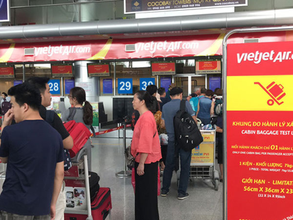 Bị hủy chuyến, hành khách ném điện thoại vào mắt nữ nhân viên Vietjet