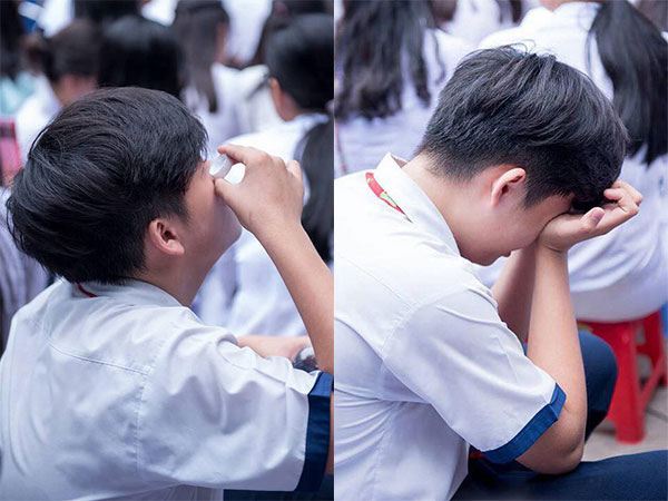 Chỉ đổ nước vào mắt khi đang ngồi dưới sân trường thôi mà cậu học sinh khiến bao người tranh cãi