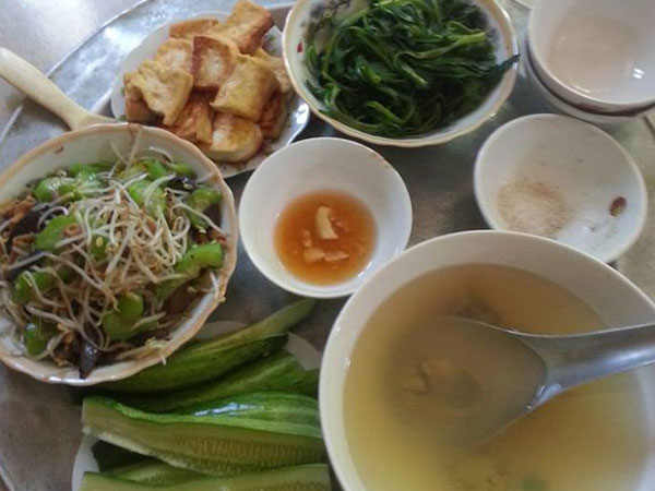 Mẹ bầu khoe mâm cơm giá 20 nghìn có mỗi lòng gà là chất đạm, hội chị em người khen ngon, người bĩu môi 'ăn thế làm sao sống nổi'