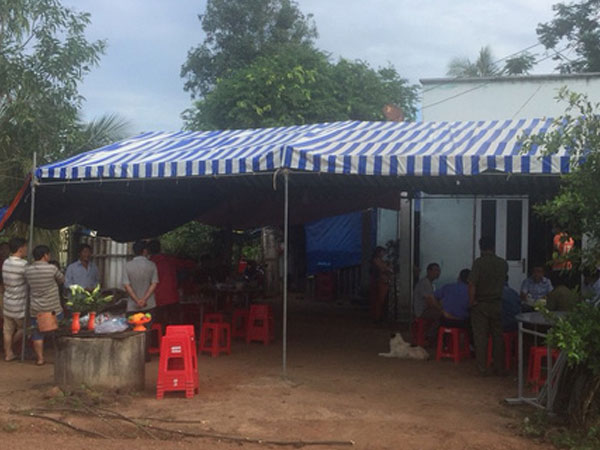 Mượn xe không được, nghịch tử đâm nhiều nhát vào cổ mẹ trong đám tang ông ngoại