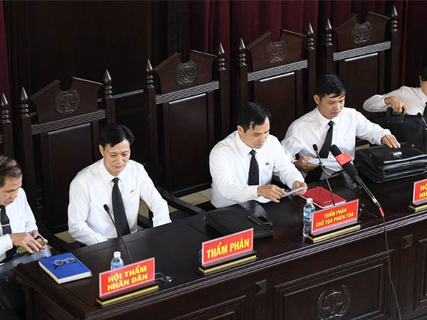 Nóng: Tòa xét xử BS Hoàng Công Lương trả hồ sơ, đề nghị khởi tố thêm 2 trưởng khoa