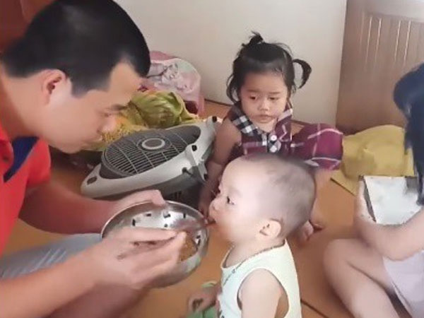 'Tình cảnh trái ngang' của người mẹ đông con mà chẳng đứa nào theo mẹ nhưng bám bố như keo