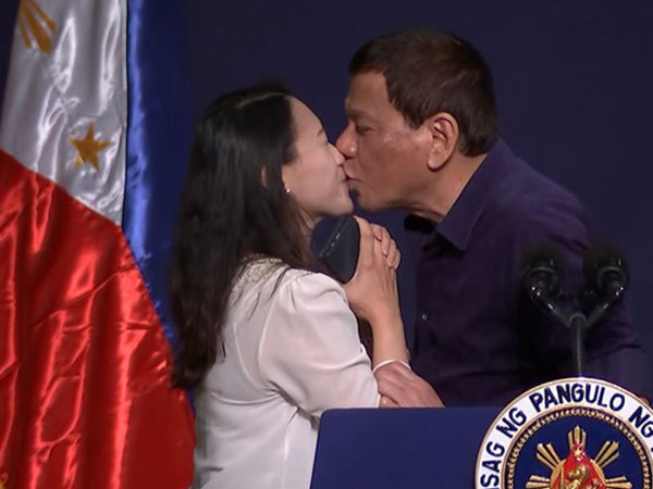 Tổng thống Duterte gây phẫn nộ với hành động hôn môi nữ khán giả