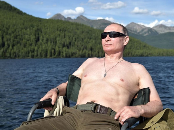 Tổng thống Putin thổ lộ về những bức ảnh 'bán nuy' gây bão
