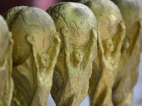 Ảnh: Xưởng sản xuất 'cúp vàng World Cup' giá 80.000 ở Bát Tràng