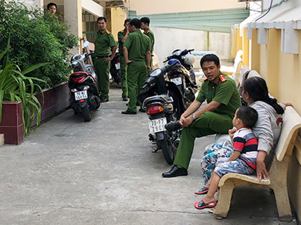 Bé trai tử vong vì ngã vào thùng nước ở điểm giữ trẻ